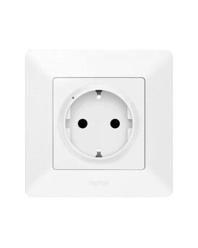 Управляемая электророзетка Legrand 2К+З 16А серии Valena-Life. Цвет Белый.