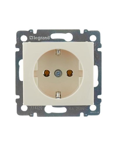 Розетка Legrand 2К+З с защитной шторкой серии Valena. Цвет Слоновая кость.